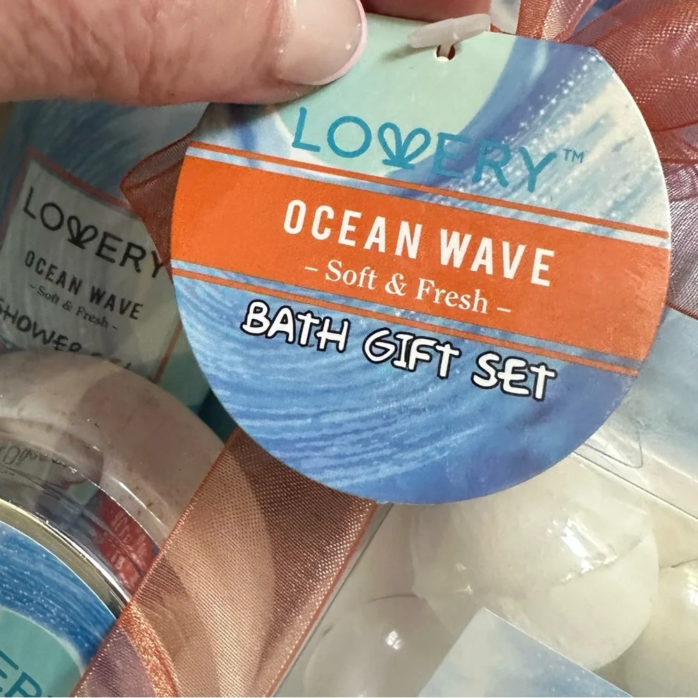 Lovery Ocean Wave Bath & Body Gift Set with bag & bow & gift tag.